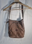 Bolsa em couro vintage. Peça com marcas de uso.