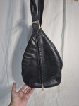 Bolsa em couro vintage. Peça com marcas de uso.