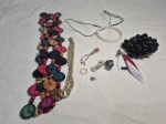 Lote de bijuterias, composto de colares, brincos, pingentes, pulseiras, etc.