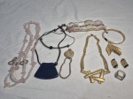 Lote de bijuterias, composto de colares, brincos, pingentes, pulseiras, etc.