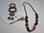 Lote de bijuterias, composto de colares, brincos, pingentes, pulseiras, etc.