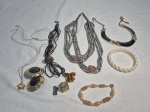 Lote de bijuterias, composto de colares, brincos, pingentes, pulseiras, etc.