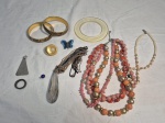 Lote de bijuterias, composto de colares, brincos, pingentes, pulseiras, etc.