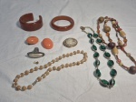 Lote de bijuterias, composto de colares, brincos, pingentes, pulseiras, etc.