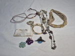 Lote de bijuterias, composto de colares, brincos, pingentes, pulseiras, etc.