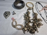 Lote de bijuterias, composto de colares, brincos, pingentes, pulseiras, etc.