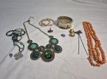 Lote de bijuterias, composto de colares, brincos, pingentes, pulseiras, etc.