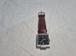 Relógio raro vintage Alfex suíço plum design tank com onyxtone data. M2 a quartz.