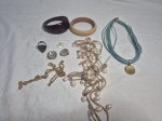 Lote de bijuterias, composto de colares, brincos, pingentes, pulseiras, etc.