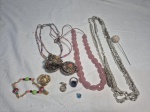 Lote de bijuterias, composto de colares, brincos, pingentes, pulseiras, etc.