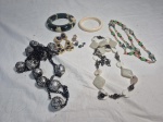 Lote de bijuterias, composto de colares, brincos, pingentes, pulseiras, etc.