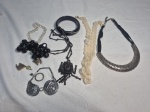 Lote de bijuterias, composto de colares, brincos, pingentes, pulseiras, etc.