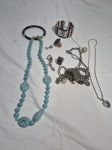 Lote de bijuterias, composto de colares, brincos, pingentes, pulseiras, etc.
