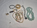 Lote de bijuterias, composto de colares, brincos, pingentes, pulseiras, etc.