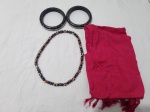 Lote de lenço, par de pulseiras e colar em metal.