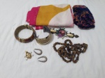 Lote de bijuterias, composto por pulseira, pingente, brincos, lenços, etc.