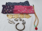 Lote de bijuterias, composto por pulseira, pingente, brincos, lenços, etc.
