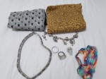 Lote de bijuterias, composto por pulseira, pingente, lenços, etc.