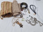 Lote de bijuterias, composto por pulseira, pingente, brincos, lenços, etc.