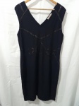 Vestido preto com detalhes em renda. Tam: 46.