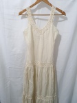 Lindo vestido areia com babados da Claudia Simões. Tam: 40