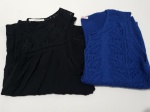 Lote de 2 blusas, sendo uma preta e a outra azul em tricot da Strike. Tam: G.