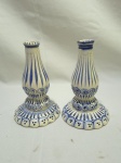 Par de castiçais em porcelana azul e branca. Medindo 11cm de base x 17,5cm de altura.