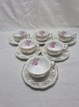 Jogo de 6 xícaras de chá em porcelana Steatita floral com friso ouro. Medindo 9,5cm x 5cm de altura. Com leve desgaste no friso.