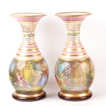 Monumental par de vasos em porcelana francesa Vieux Paris, formato balaústre fundo branco com pinturas de cenas galantes decorados nas cores rosa e dourado em círculos com faixa floral, altura sem as base de madeira 54 cm.