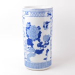Lindo e moderno bengaleiro em porcelana chinesa na cor branca com intensa decoração em tons de azul, altura 46 cm.