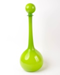 Decorativa garrafa em vidro de Murano na cor verde , altura 54 cm. Em perfeito estado.