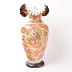 França Séc. XIX - Vaso em opalina leitosa com pintura floral e medalhão central com cena romântica, boca gomada e com plissados, altura 43 cm.