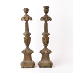 Par de tocheiros em madeira com resquícios de douração, ponteiras de encaixe das velas com sinais de uso, altura total 65 cm.