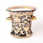 Rafraîchissoir em porcelana europeia na cor azul royal, com intensa e rica decoração em dourado, parte interna na cor branca, altura 18 cm.