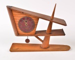 Suely - Relógio de mesa em madeira circa 1950, altura 20 x 29 x 9 cm. Vendido no estado e sem garantias de funcionamento.