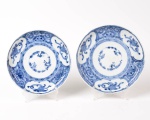 Par de pratos em porcelana chinesa do Séc. XIX, nas cores branca e azul com marcas no verso, com 19 cm de diâmetro.