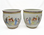 Par de aquários em porcelana chinesa com fundo branco, decoração floral, inscrições em ideograma e embarcação com figuras típicas, marcas na base, altura 37 cm.