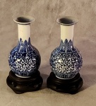 Miniaturas de vasos em porcelana chinesa nas cores azul e branca com marcas na base, altura sem as peanhas 12 cm.