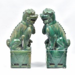 Par de Cães de Fó em cerâmica chinesa vitrificada na cor verde, marcada Hong Kong, altura 47 cm.