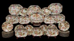 Dinastia Qing (1736-1795) - Excepcional parte de aparelho para jantar em porcelana chinesa do Séc. XVIII, Família Rosa padrão Folha de Chá, composto por: 2 Travessas ovais com 24 x 30 cm, 1 Sopeira com 22 x 35 cm (apresenta restauro em uma das alças), 29 pratos rasos redondos com 23 cm de diâmetro, 2 pratos rasos octogonais com 22 cm de diâmetro, 11 travessas octogonais, sendo: 3 com 18 x 25 cm, 2 com 21 x 29 cm, 2 com 24 x 32 cm e 4 com 34x 41 cm, total de 47 peças.