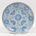 Cia das índias, Séc. XVIII/XIX - Rara travessa circular em porcelana chinesa nas cores azul e branca com decoração floral, 27 cm de diâmetro.