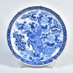 Medalhão em porcelana chinesa Séc XIX, ricamente decorado, com 37 cm de diâmetro. Apresenta pequeno lascado na borda.