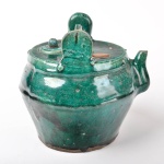 Chaleira em cerâmica chinesa na cor verde com selo marrom, altura 21 cm.