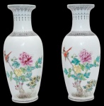 Par de vasos formato balaústre em porcelana chinesa pasta branca com intensa decoração típica, no verso ideogramas e carimbo vermelho, em perfeito estado de conservação, altura 30 cm.