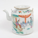Cia das índias, bule em porcelana chinesa Séc. XVIII, fundo branco com decoração em policromia, com figuras e elementos típicos, altura 14,5 cm de altura.