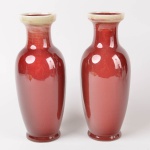 Elegante par de vasos chineses em porcelana Sangue de Boi, altura 26 cm.