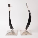 Lappas - Par de elegantes castiçais em metal prateado, com marcas do fabricante e localizado, Argentina, elaborados com chifres orgânicos, altura 38 cm.