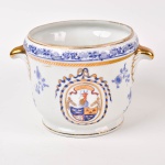 Cachepot em porcelana europeia na cor branca com decoração floral em tons de azul, apresenta Brasão Heráldico, altura 14 cm.