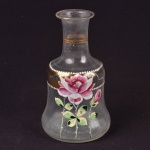 Garrafa em vidro satinado, com pintura floral e aplicação dourada, altura 16 cm.
