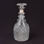 Garrafa em cristal francês lapidada com gargalo em prata contrastada, altura 27 cm.